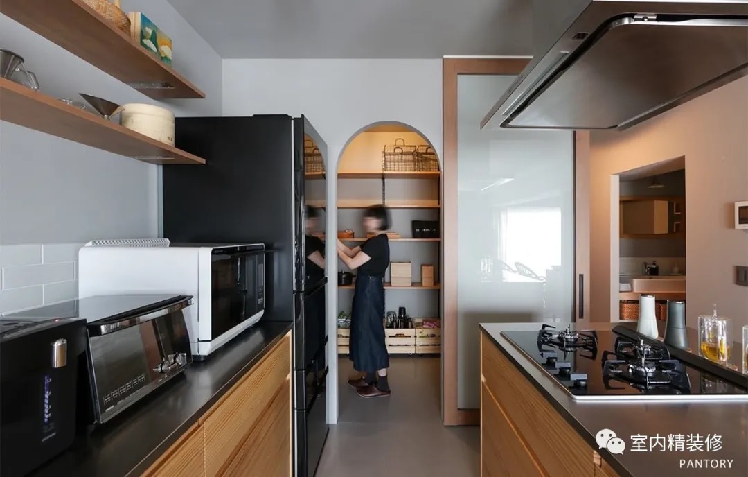 壁柜|为何越来越多厨房不装吊柜了?头次见这种设计,真想回家拆了重装