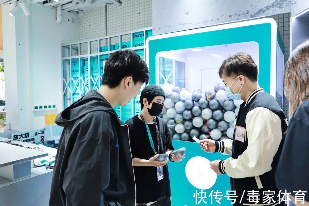 落地窗前 家人们,我奔现了!得物新店下一站,是你的城市吗?