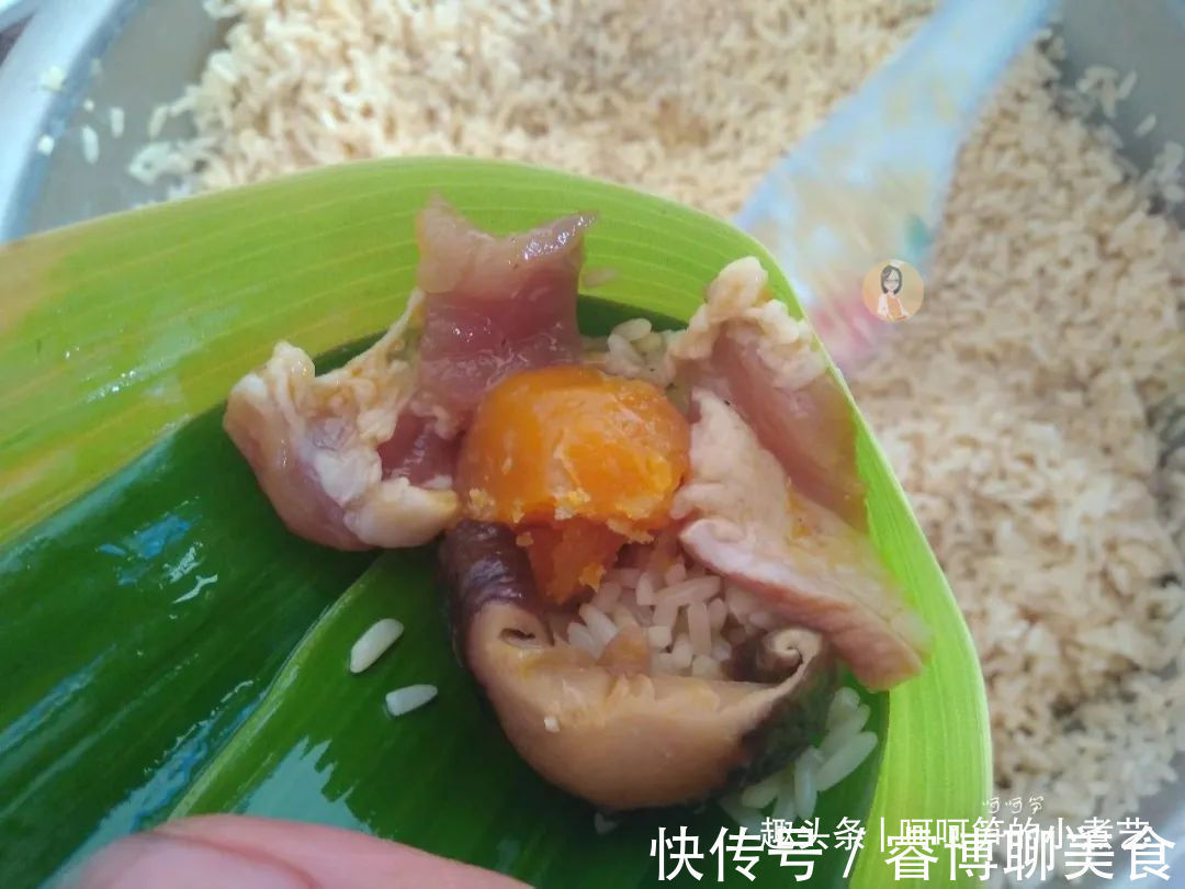 香菇|端午节将至，教你做鲜香味美的咸蛋黄肉粽，软糯诱人，吃了还想吃