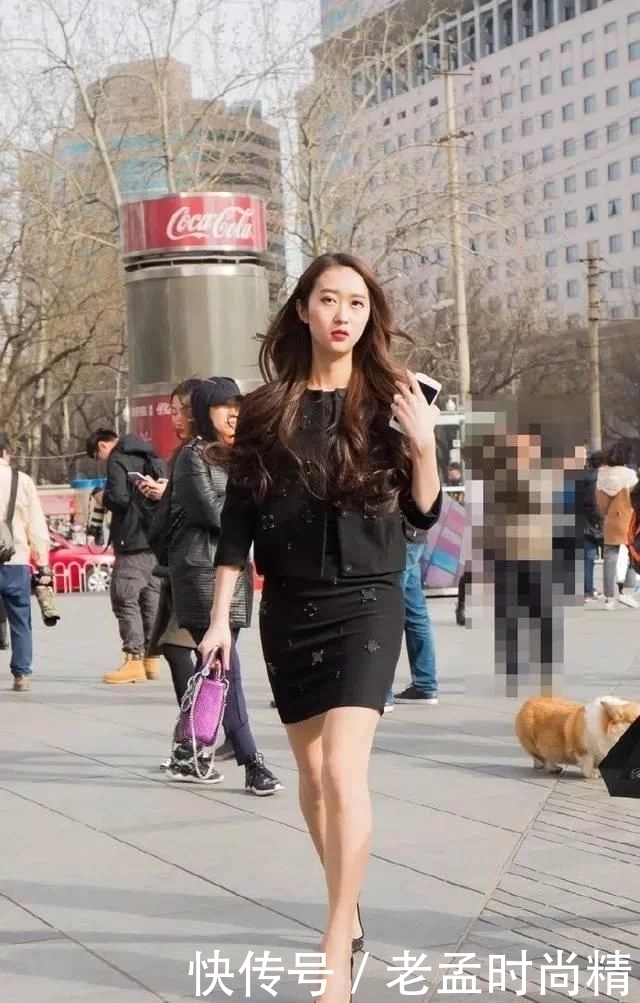 搭配|街拍丝袜搭配高跟鞋子,穿上旗袍裙更显完善