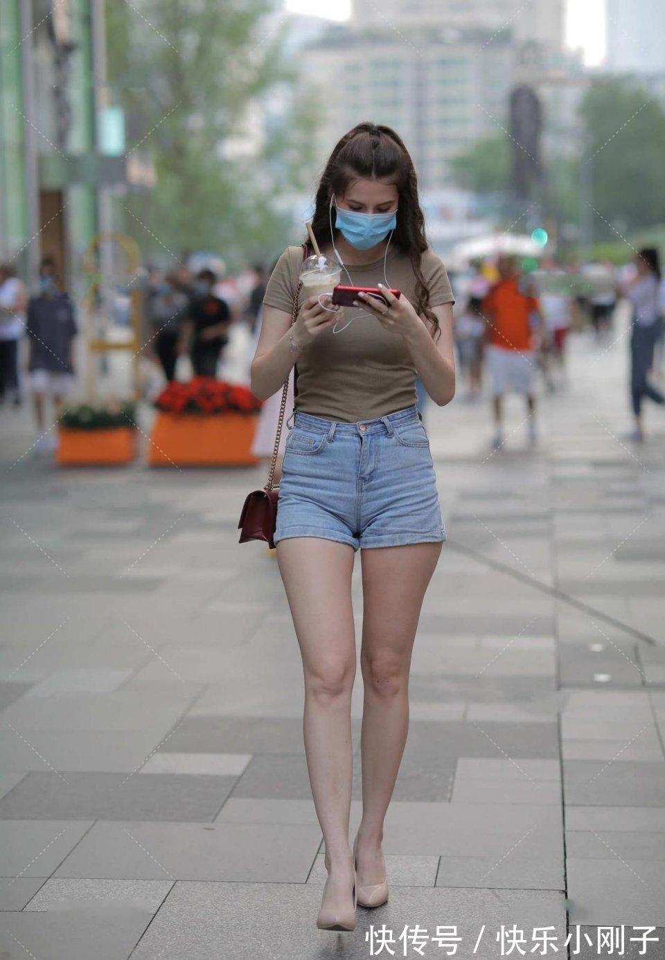 咖色|为什么男生偏爱微胖型的女生,看到这位美女,我也是爱了