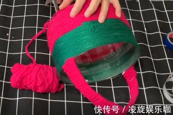 空油桶可真是个“宝”,把毛线缠在空油桶上,全家人都要抢着用!