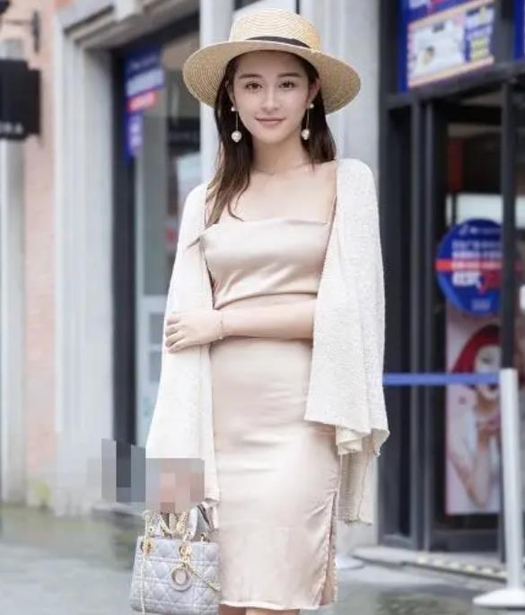 街拍:姿色天然的美女,身穿吊带配牛仔长裤,时尚又大气