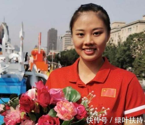 女排姑娘|24岁女排姑娘出席活动，笑起来十分可爱，网友称奥运冠军变胖了