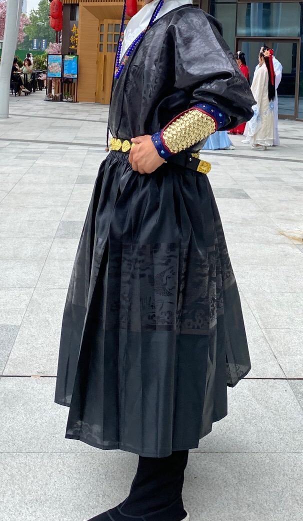 飞鱼服|最近流行一种汉服,近看很帅,远看却像垃圾袋,网友邪剑仙