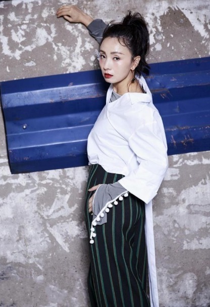 皮肤|天生“桃花脸”的女人,面部都有4个特征,让异性走路都“撞墙”