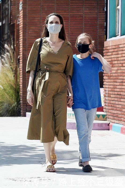 女士|中年女士咋穿美45岁的安吉丽娜朱莉独爱长裙,优雅时尚有气场