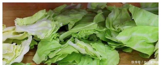 做法|爱吃包菜记得收藏,学会这种特色做法,一整个包菜不够吃!