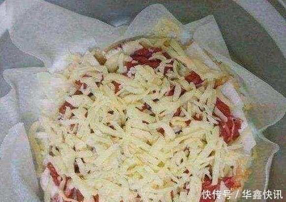 把鸡蛋打进电饭锅和生米一同煮,15分钟后,奇迹出现了