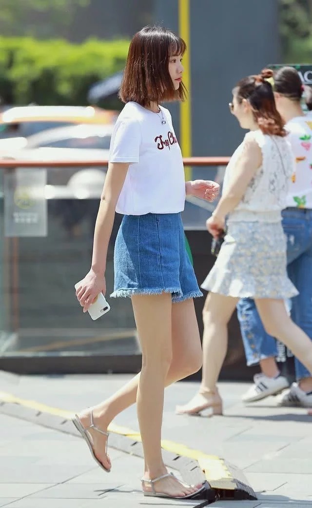 街拍:身材不错的小姐姐,披肩的长发,尽显女性魅力