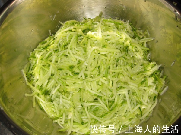 用此种菜包饺子那才叫一个香,比韭菜馅好吃,孩子吃了两大盘
