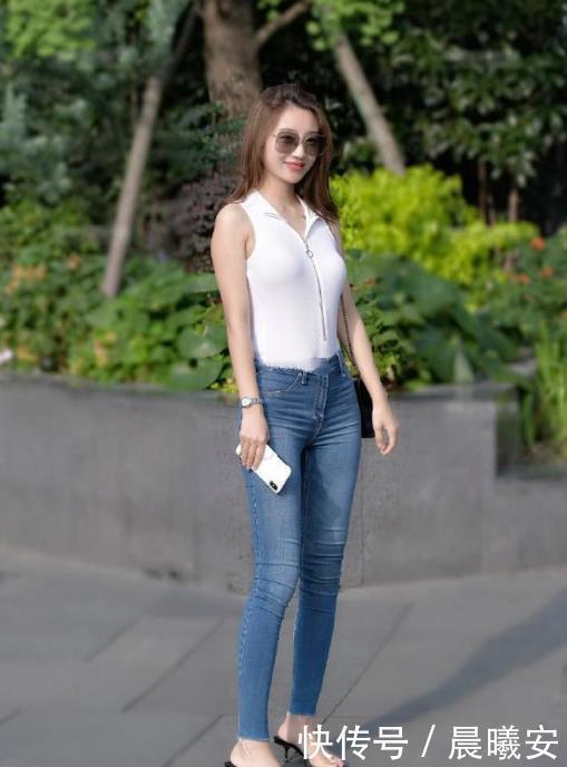 紧身收腹的“无痕”牛仔裤,为长腿细腰立下汗马功劳!