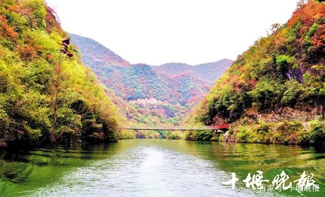 水天一色|来郧阳看满山红叶赏水天一色