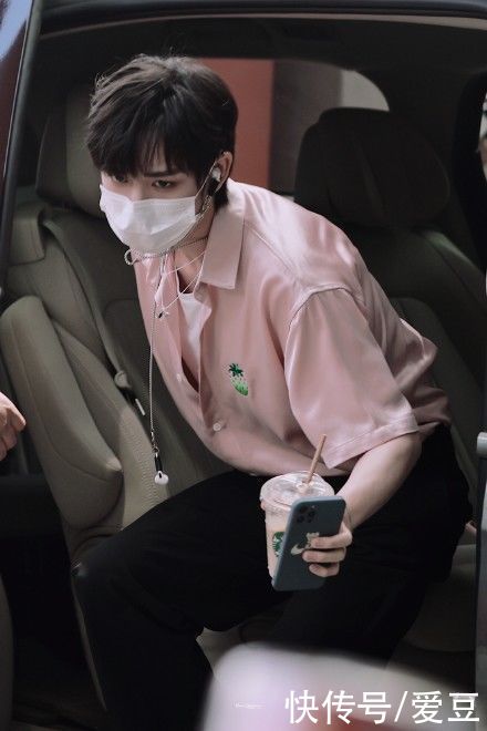 我们粉|210621 丁程鑫《快乐大本营》上班饭拍出炉 才不是小枣糕,我们粉着呢