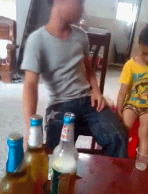 |搞笑GIF:妹子,你让我惊呆了,怎么做到的?