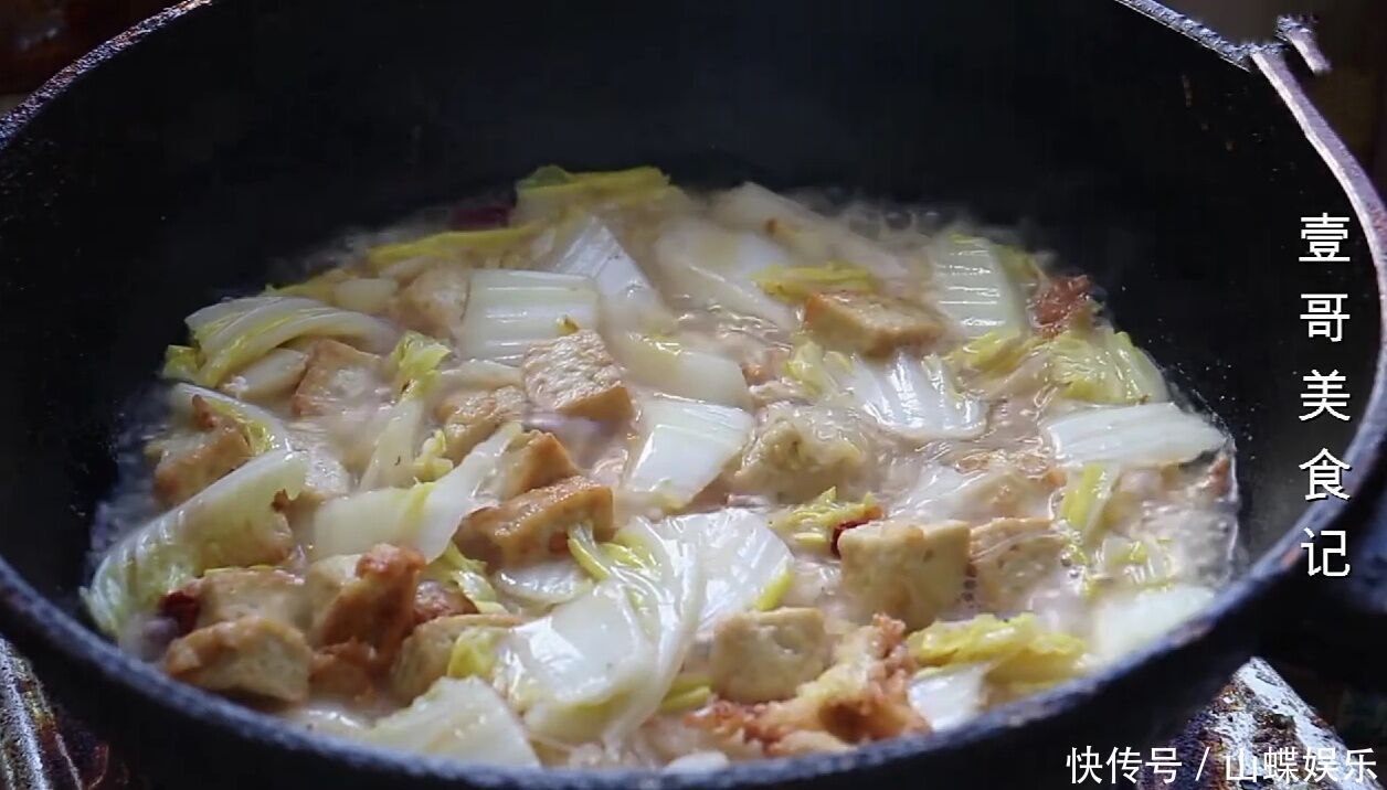 白菜里加1块豆腐，教你新做法，真是太香了，营养下饭又解馋