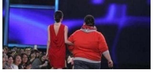 非诚勿扰：300斤男嘉宾相亲被灭灯，公布自己年薪后，成功牵手女神