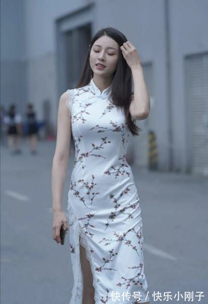 旗袍 小姐姐身穿改良版旗袍,很有时尚气质