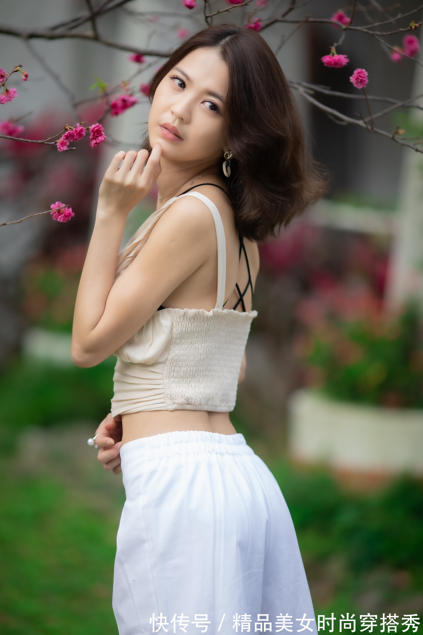 背心|时尚有女人魅力的小背心搭配阔腿裤,显得风韵十足,很有女人魅力