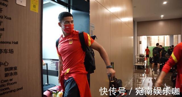 12强赛|国足全新“任务”曝光:全队只有一人缺席,李铁罕见露出笑容
