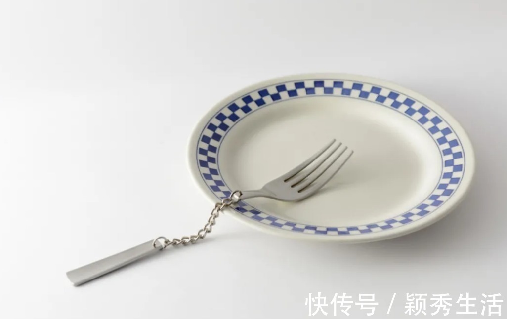 rin这位设计师做出了真正的“无用设计”，网友：每一个设计都要被骂