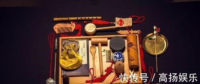 康熙$胤禛一岁抓周拿了毛笔,在纸上胡乱画了一字,可惜康熙当时没在意!