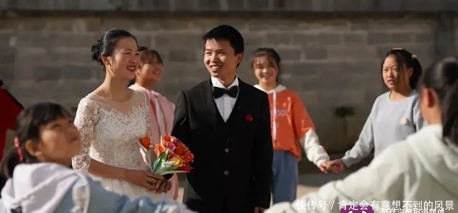 婚纱照|最美的爱情:背80斤书上山的支教老师要结婚了,拍了一组特别的婚纱照