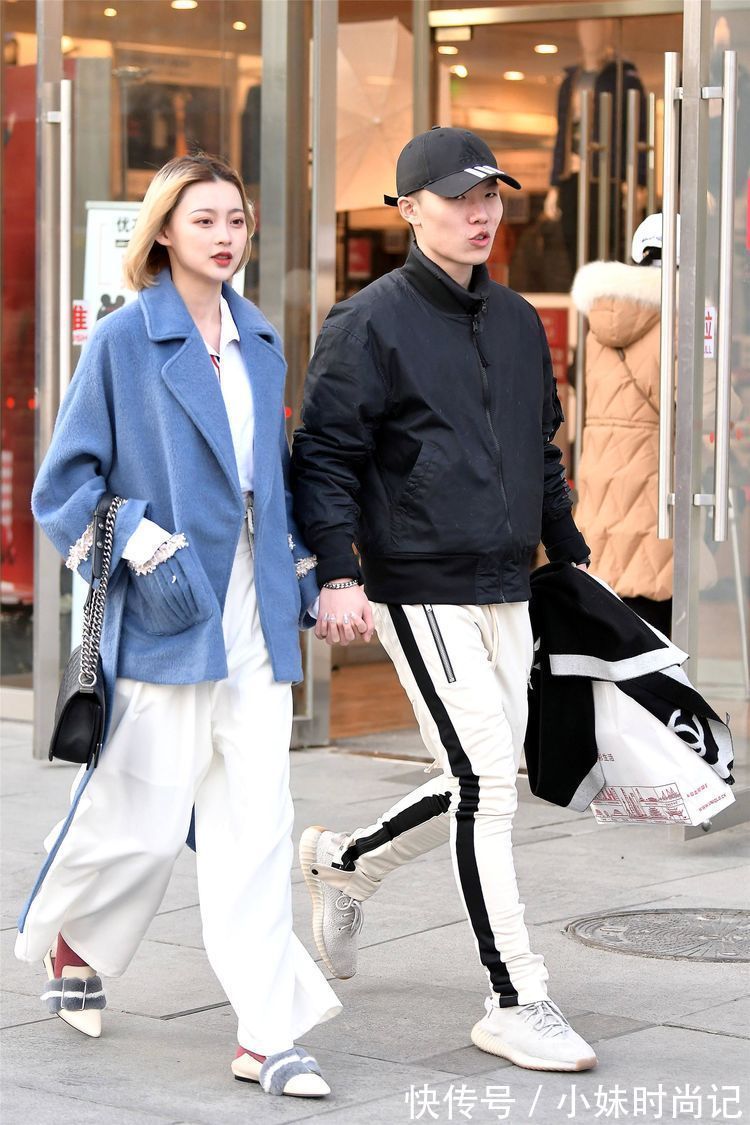 闺蜜|街拍:喜欢黑色搭配的闺蜜,选择同款的风衣,展现不一样的时尚!
