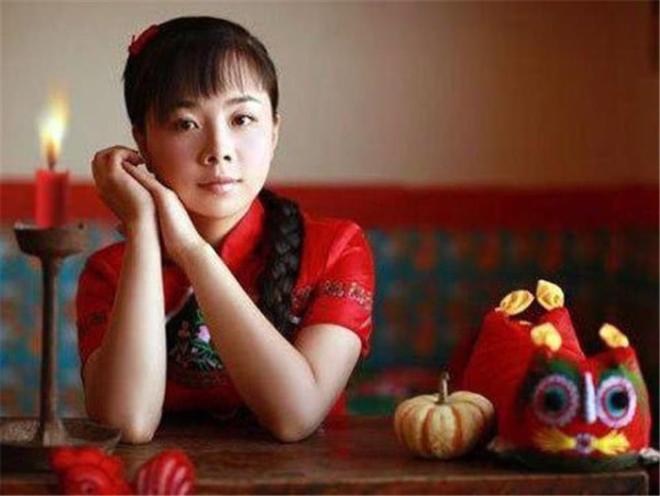 山丹丹花开红艳艳|嫁经纪人后回农村,半夜抱怨带娃辛苦,王二妮到底经历了什么