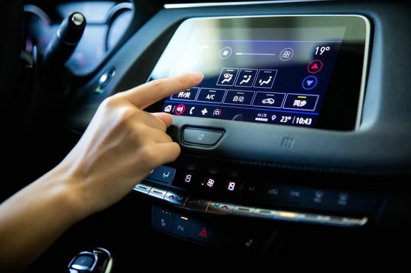 esc女性消费觉醒：精致的悦己，不只于服饰