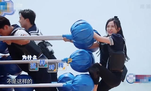 蔡徐坤跟吴宣仪玩搏击,谁留意到蔡徐坤举动“钢铁直男”没错了
