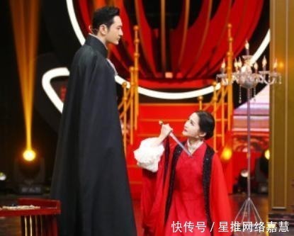 黄晓明|黄晓明一把将关晓彤搂入怀中,谁注意她的手放哪?素质装不出来