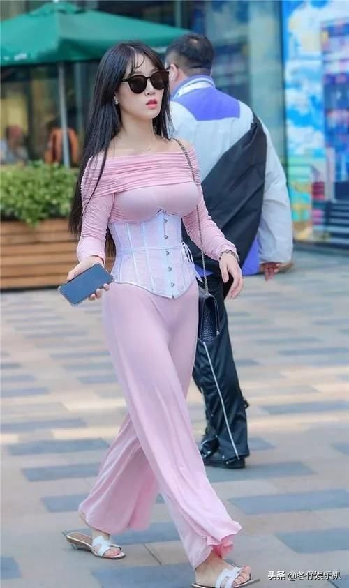 小姐姐穿个睡衣就出来逛街了，腰上绑个束腰带就变成了另类穿搭