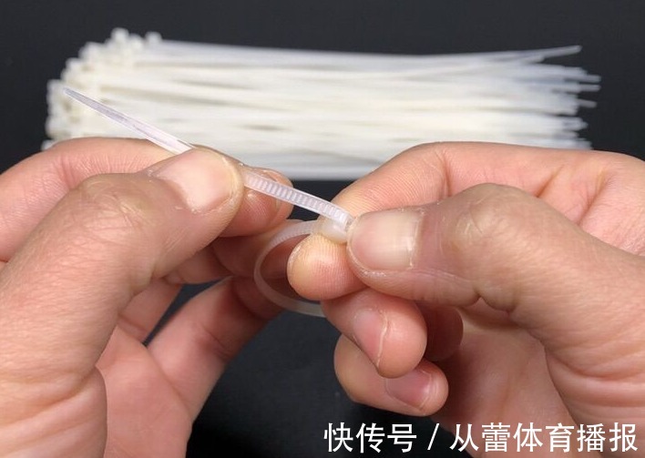 原来扎带上有一个小机关，不用剪断，一碰就能打开，可以重复使用