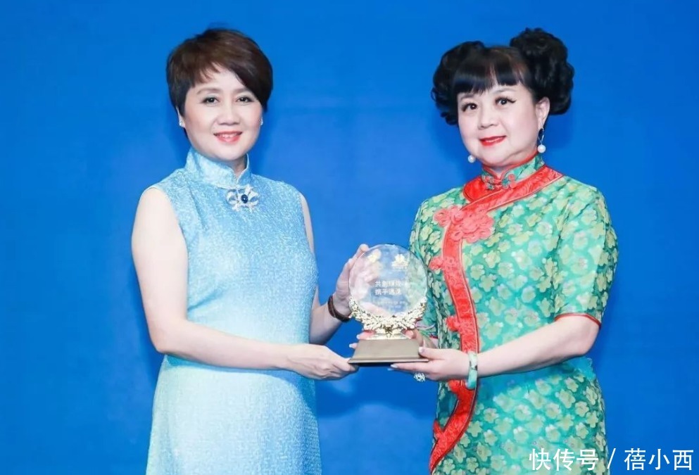 搭配|赌王四太梁安琪终于不扮嫩了,穿小香风套裙,又成为大婶穿搭楷模