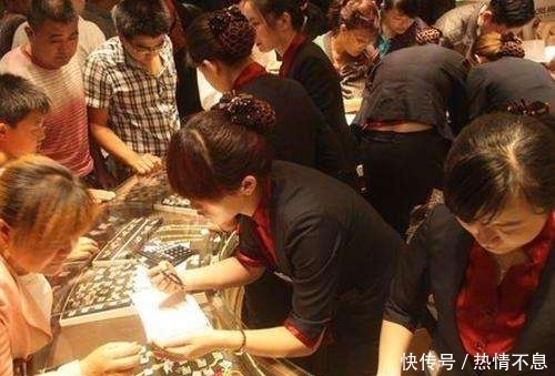 内幕|买金手镯“克数”越大越好?老师傅透露3条“内幕”,后悔挑重的