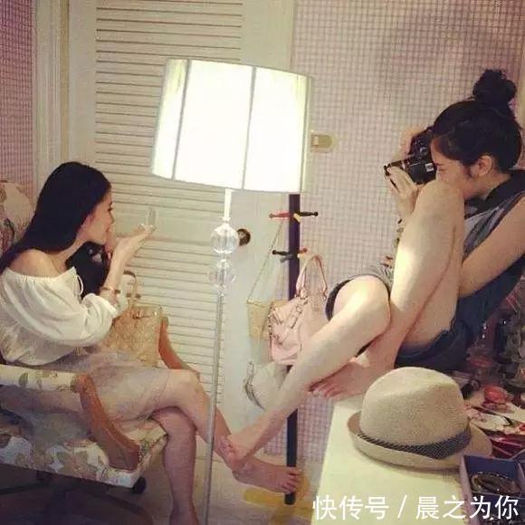 |搞笑趣图:为了给闺蜜拍个照,妹子也是够拼了