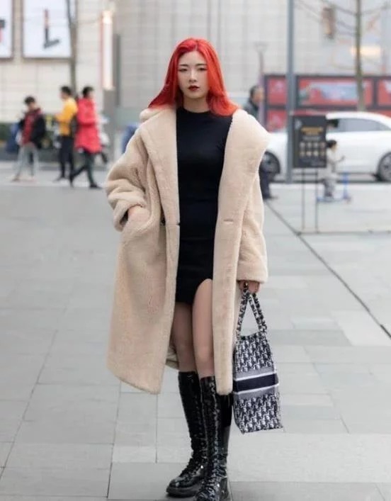 街拍:穿牛仔紧身上衣的小姐姐,笑容甜美气质典雅,非常惹人喜欢