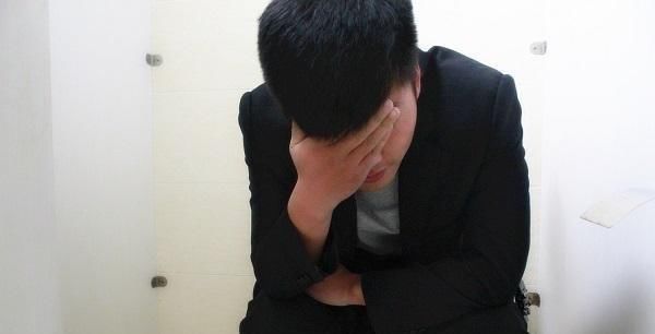 带血的症状|因大便带血,查出肠癌,医生提醒肠癌有3个征兆,别再当成痔疮