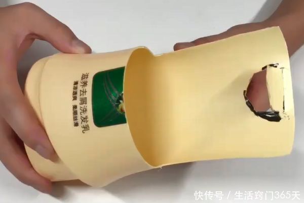 洗发水瓶扔掉等于在扔钱!只需切几刀改造下,全家人都要抢着用!