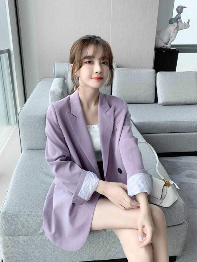 美甲|想提升气质,穿衣不用太复杂,紫色西服+西裤简约干练,超好看