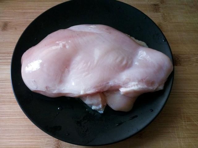 鸡排风靡大街小巷，自己动手就能做，只要会用烤箱就行