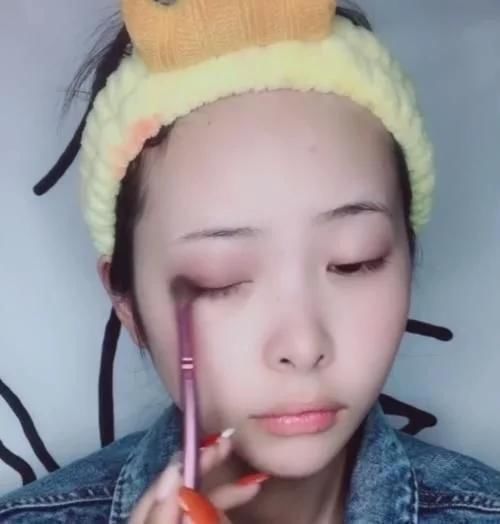 成品|小姐姐脸上画“五官分离妆”,开始感觉被骗了,看到成品被吓一跳