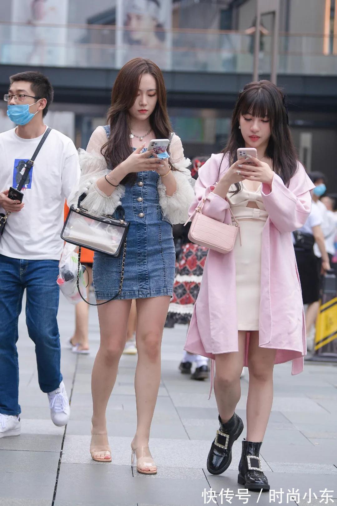 美女 高跟牛仔裙小美女,聚精会神看手机