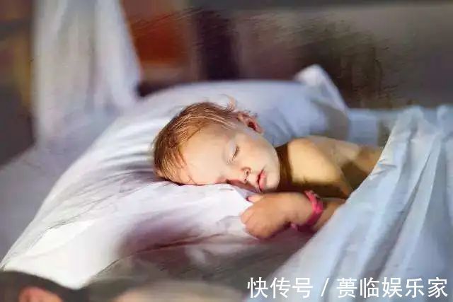 宝妈|需要哄睡的宝宝,和自己入睡的宝宝,长大后影响的不止是智力