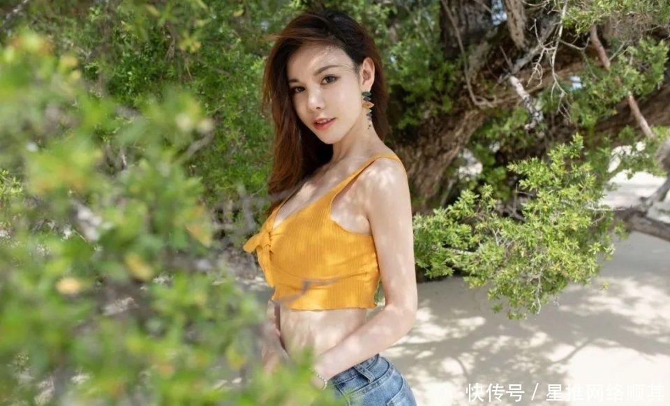 小姐姐|紧身牛仔裤果然百搭，在沙滩上也毫不突兀
