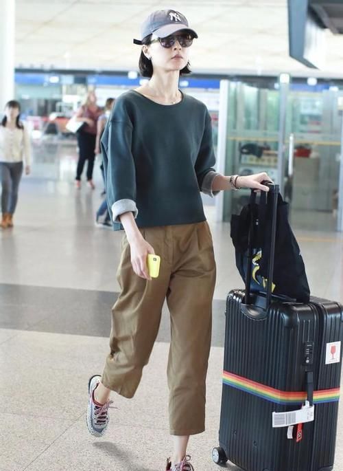 ?小黑裤不受宠了！今年最流行的裤子是“卡其裤”，谁穿谁好看！