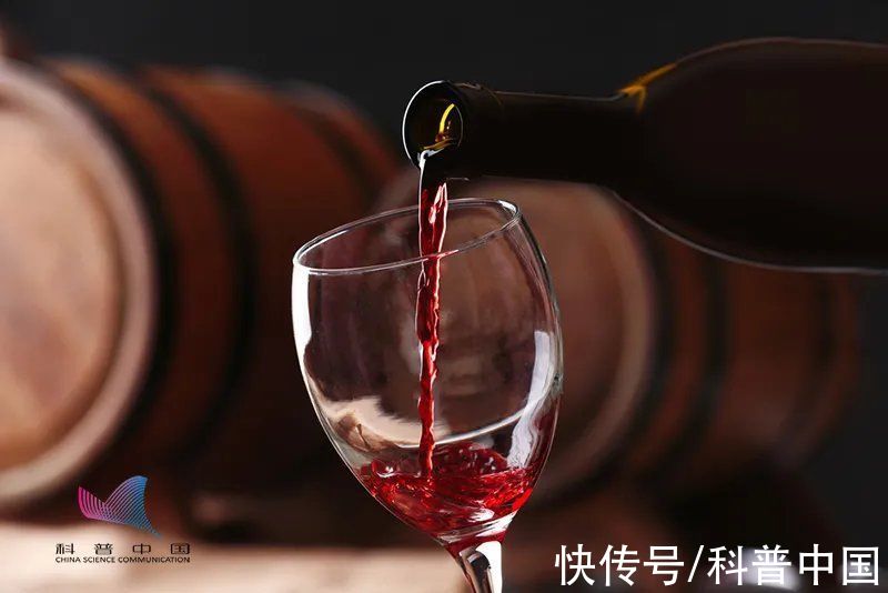 酒杯|为什么喝红酒前要先＂摇一摇＂酒杯？看完让人直呼内行