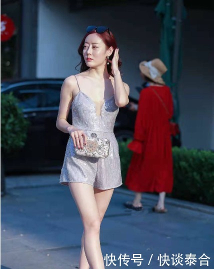 设计|亮片连衣裙搭配系带高跟鞋,简洁大气,柔情似水