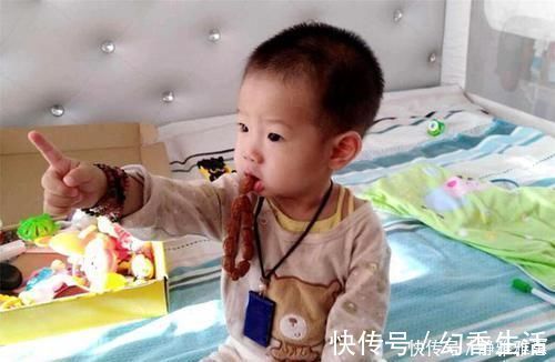 妈妈|妈妈带着宝宝看电视,宝宝突然指着空房间说“妈妈,那里有人”